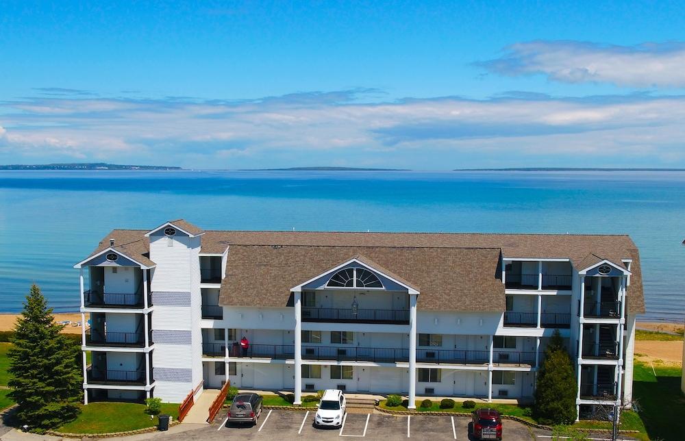 Quality Inn & Suites Mackinaw City Beachfront Exterior photo