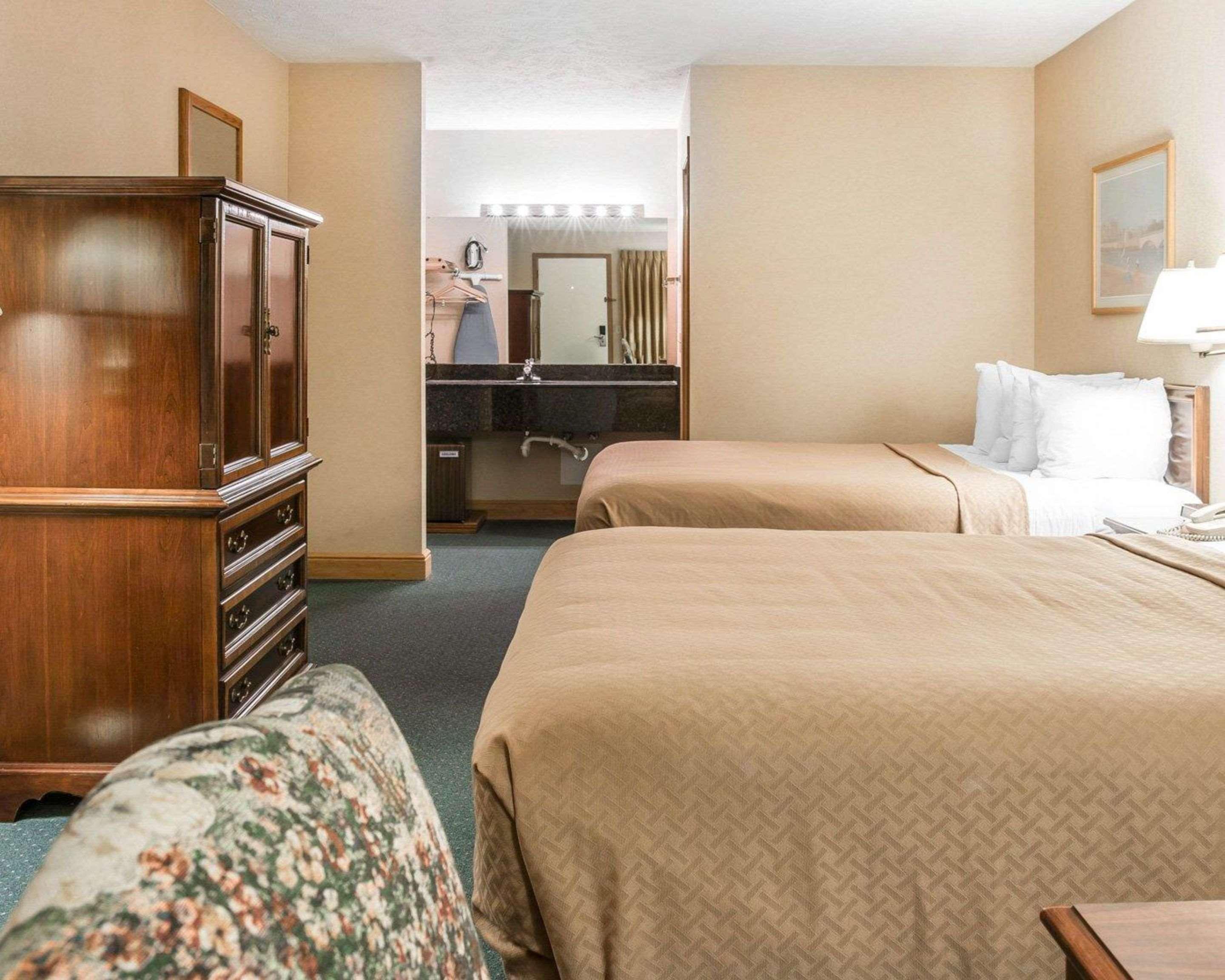 Quality Inn & Suites Mackinaw City Beachfront Exterior photo