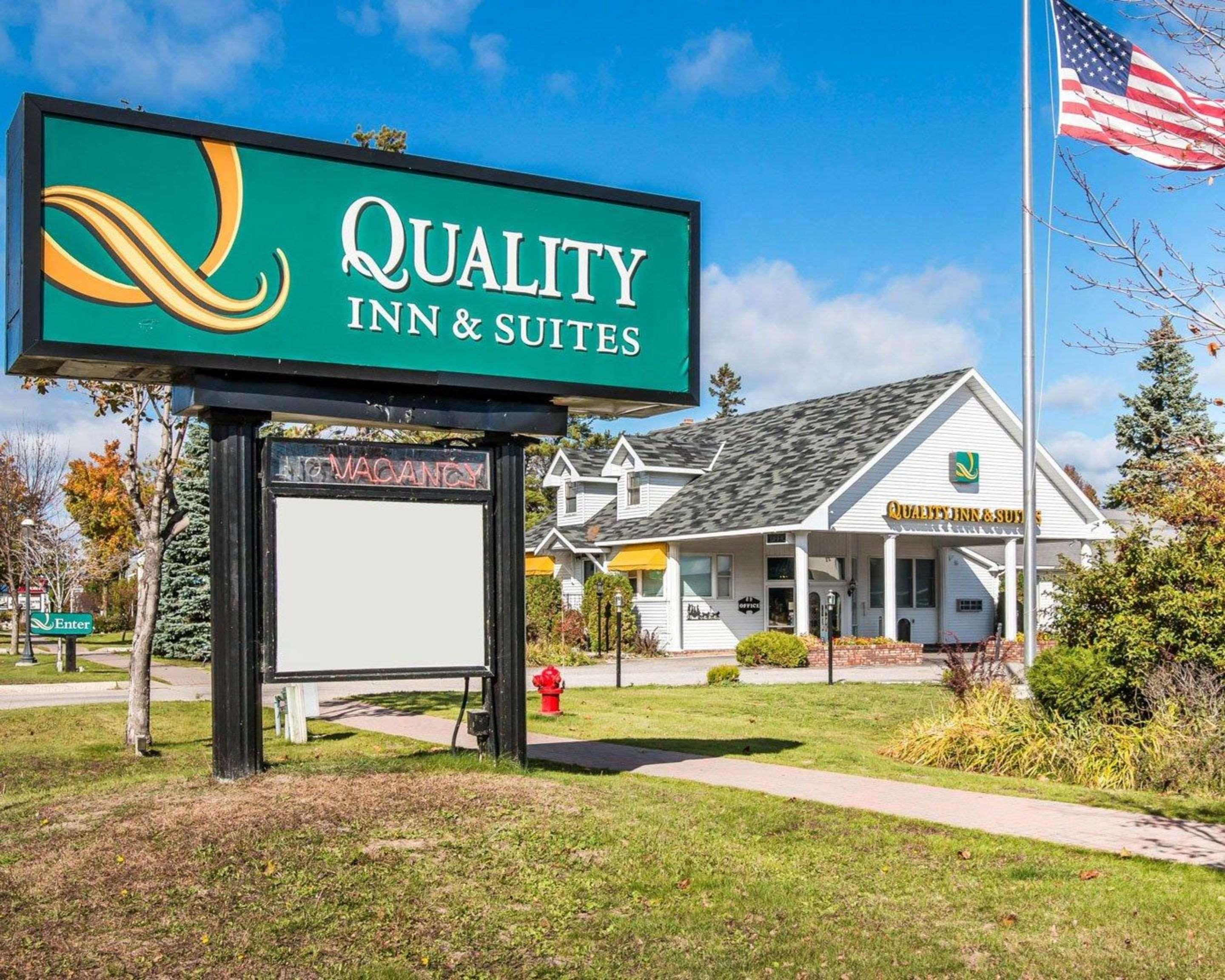 Quality Inn & Suites Mackinaw City Beachfront Exterior photo