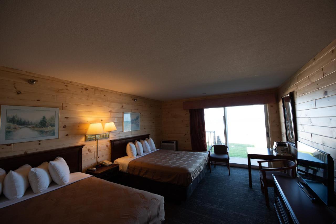 Quality Inn & Suites Mackinaw City Beachfront Exterior photo