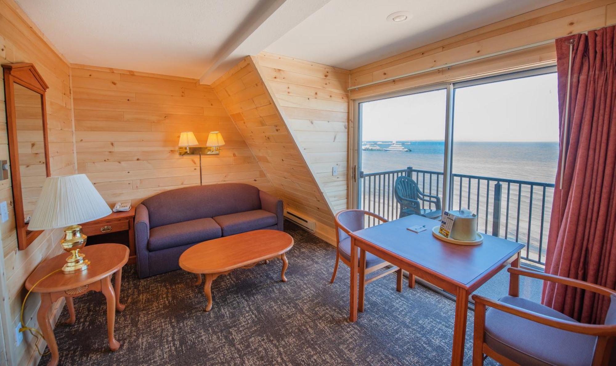 Quality Inn & Suites Mackinaw City Beachfront Exterior photo