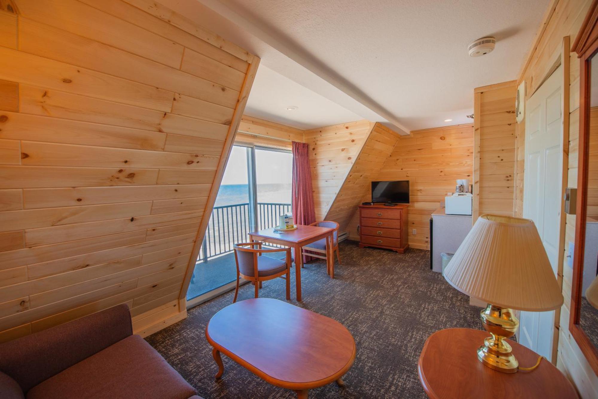 Quality Inn & Suites Mackinaw City Beachfront Exterior photo