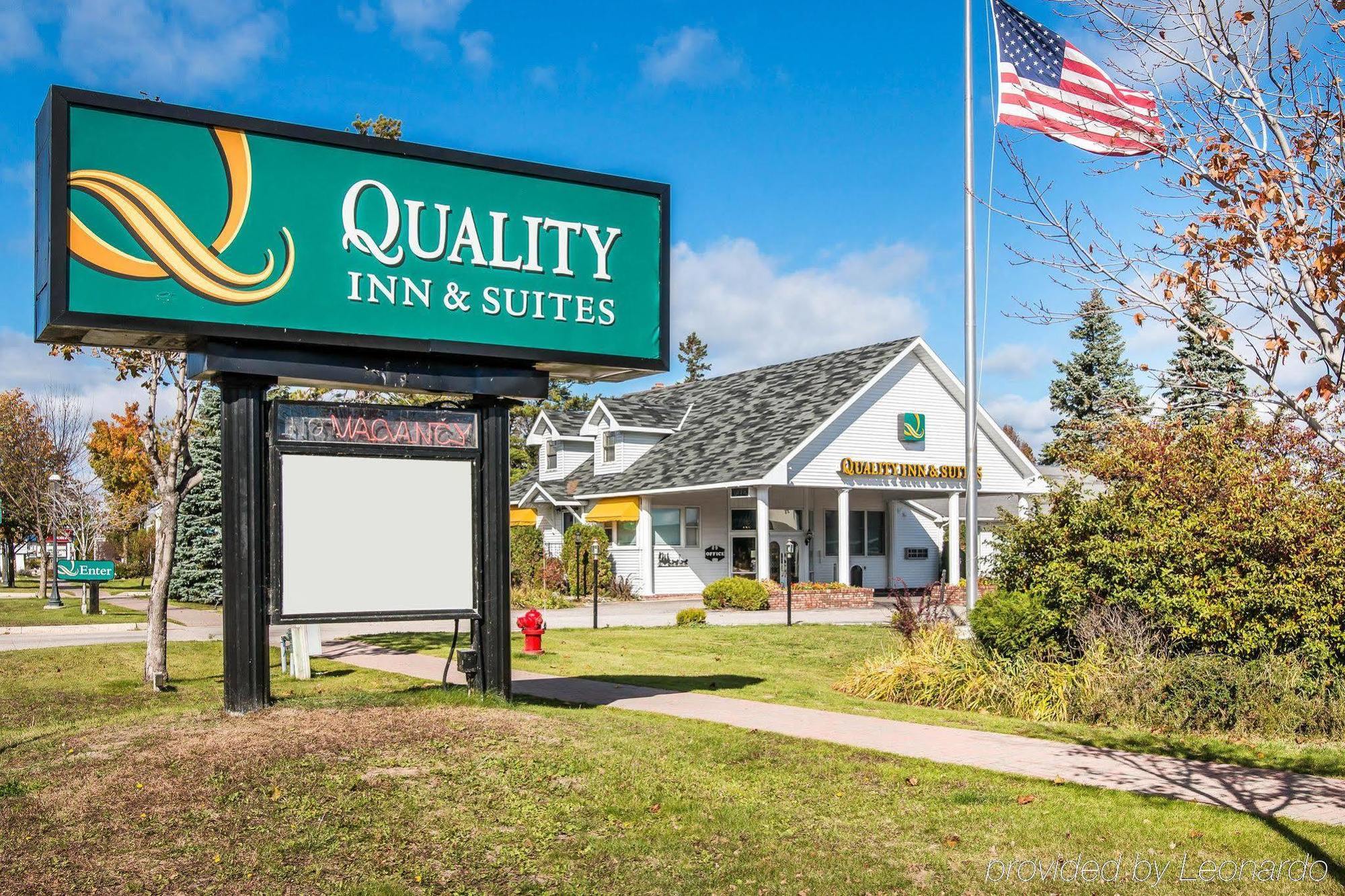 Quality Inn & Suites Mackinaw City Beachfront Exterior photo
