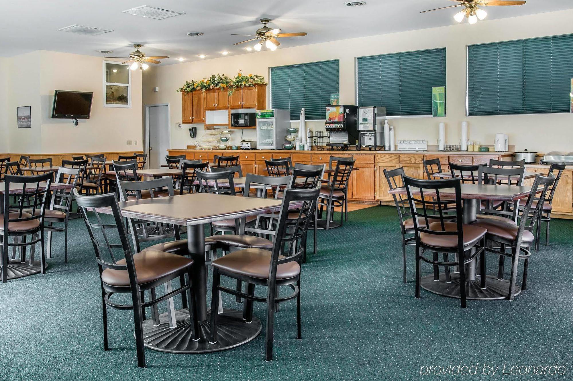 Quality Inn & Suites Mackinaw City Beachfront Exterior photo