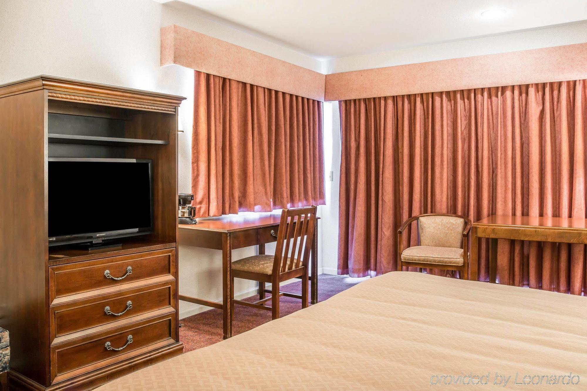 Quality Inn & Suites Mackinaw City Beachfront Exterior photo