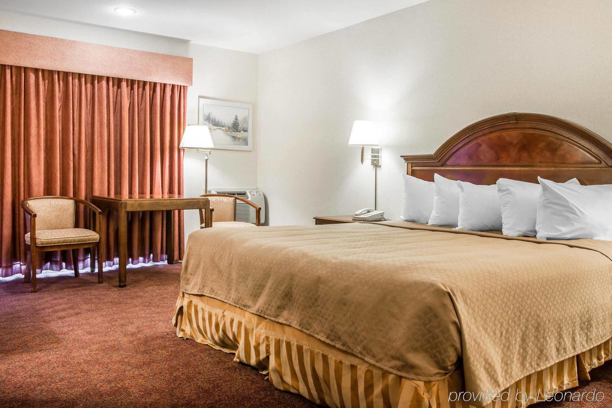 Quality Inn & Suites Mackinaw City Beachfront Exterior photo