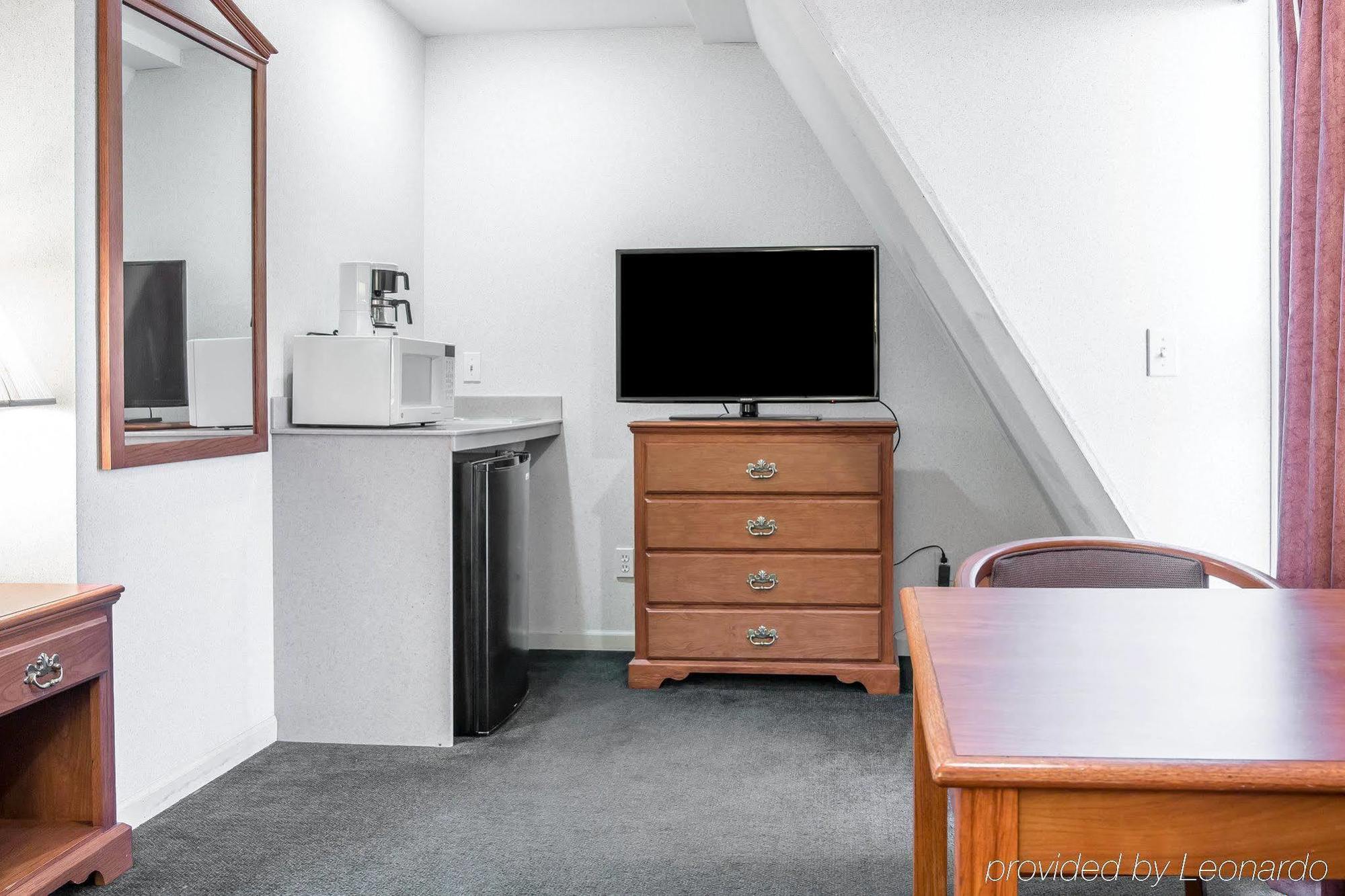 Quality Inn & Suites Mackinaw City Beachfront Exterior photo