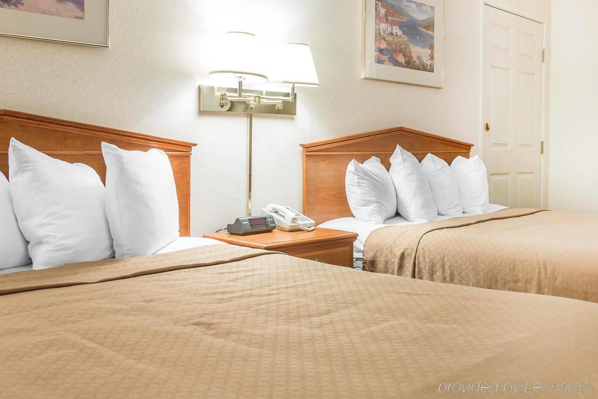 Quality Inn & Suites Mackinaw City Beachfront Exterior photo