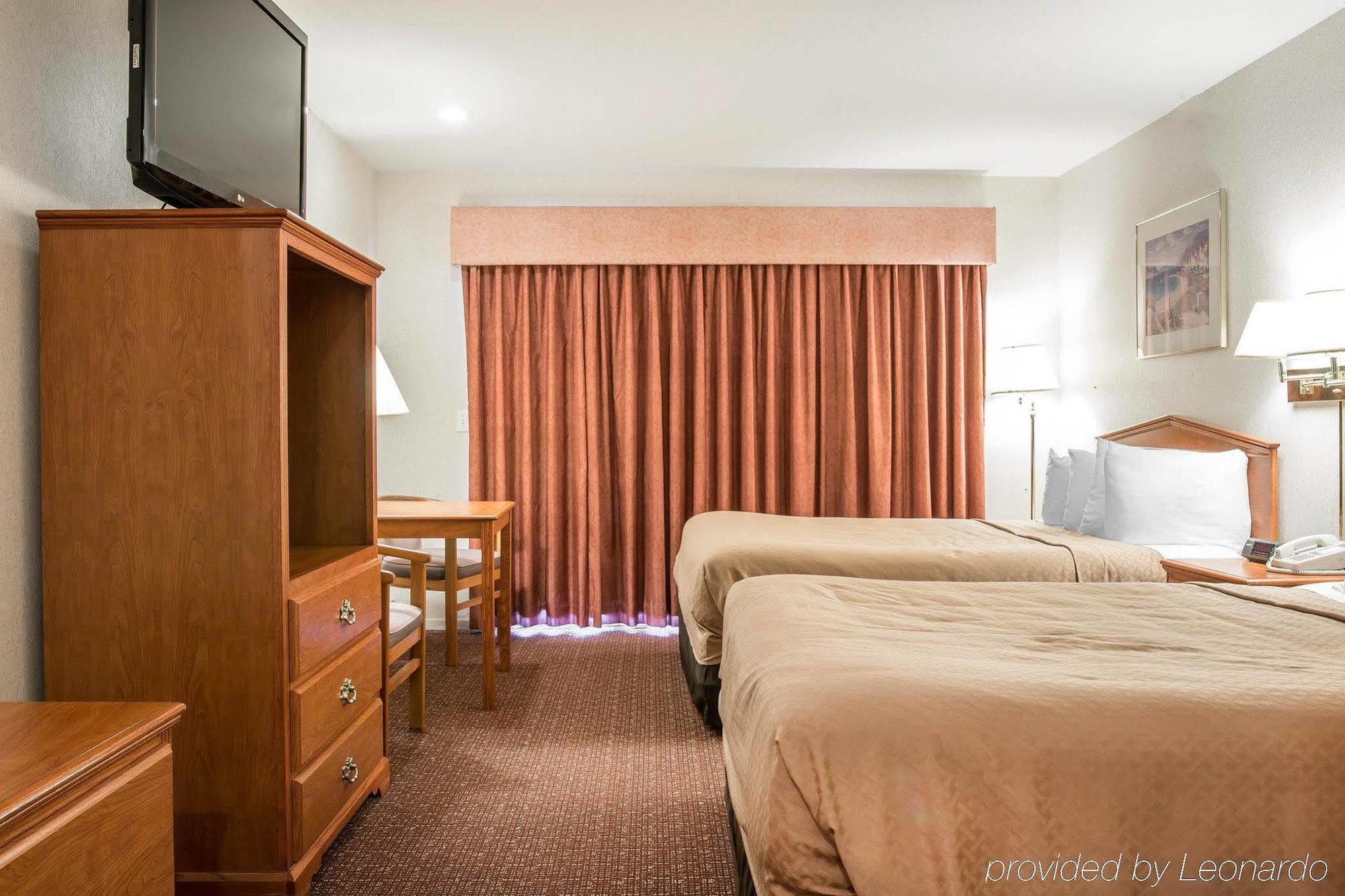 Quality Inn & Suites Mackinaw City Beachfront Exterior photo